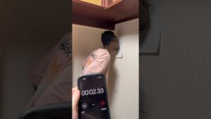 息を吹きかけて紙を壁から落とすな選手権やったら楽し過ぎたw #オセロ