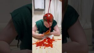 アメリカンドッグ食べる友達にケチャップ大量に付けてあげましたw #オセロ